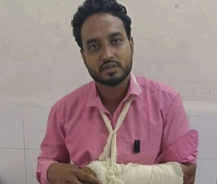 বেনাপোলে সাংবাদিকের হাত ভাঙলো সন্ত্রাসী ঝন্টু বাহিনী